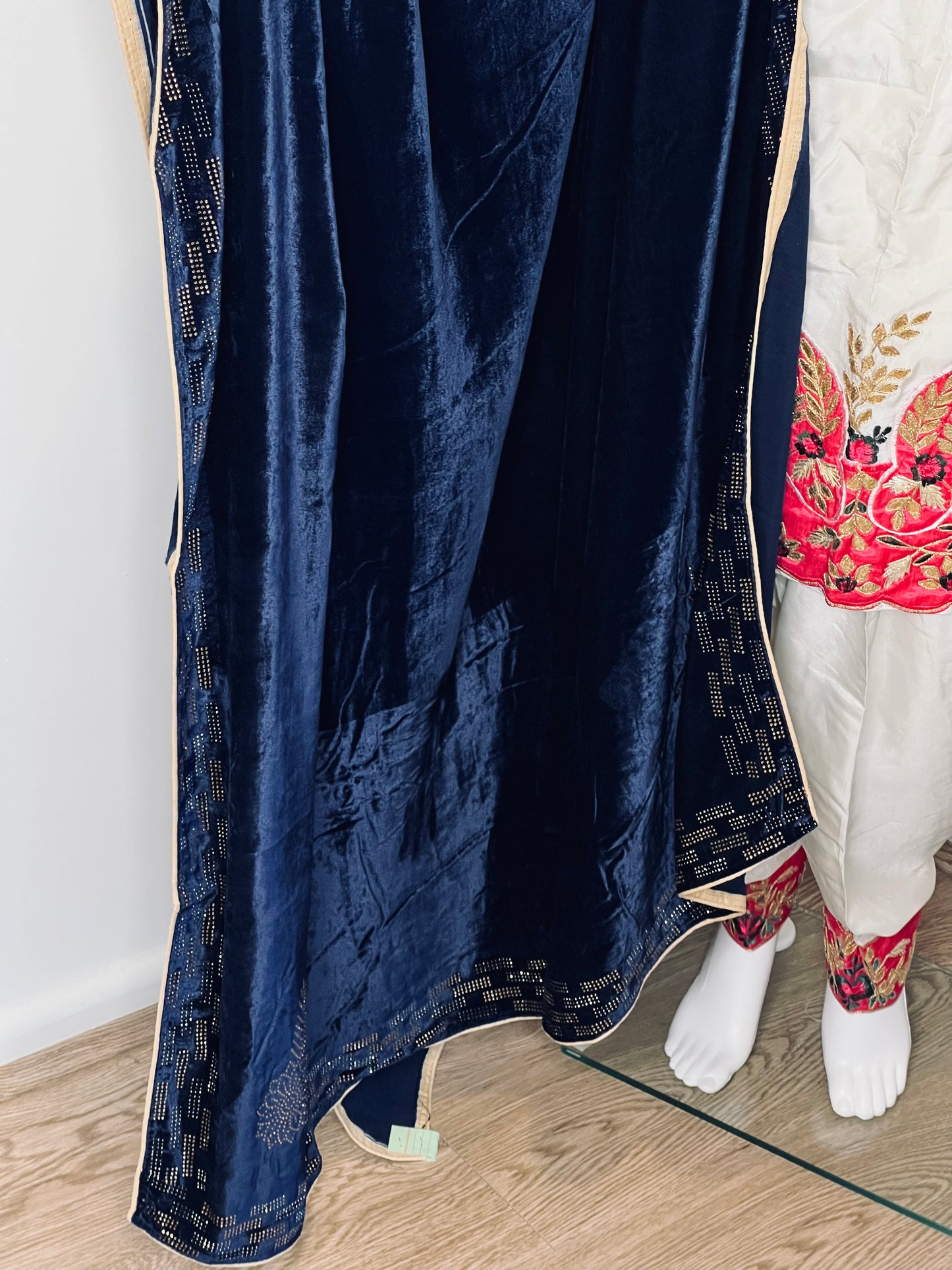 Dia velvet shawl